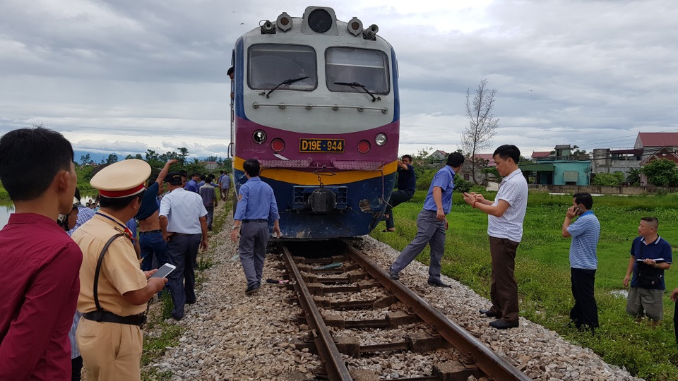 Về quê ăn rằm tháng Bảy, 4 người bị tàu đâm thương vong - 2 Chiếc tàu khách SE8 đi từ SG - HN.