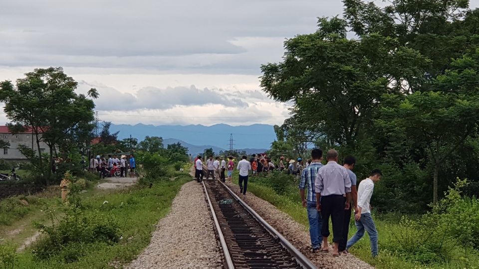 Vụ về quê ăn rằm bị tàu đâm thương vong: 2 người còn lại tiên lượng nặng - 5 Đoạn đường sắt giao nhau với đường huyện lộ - nơi xảy ra tai nạn không có rào chắn đường sắt.