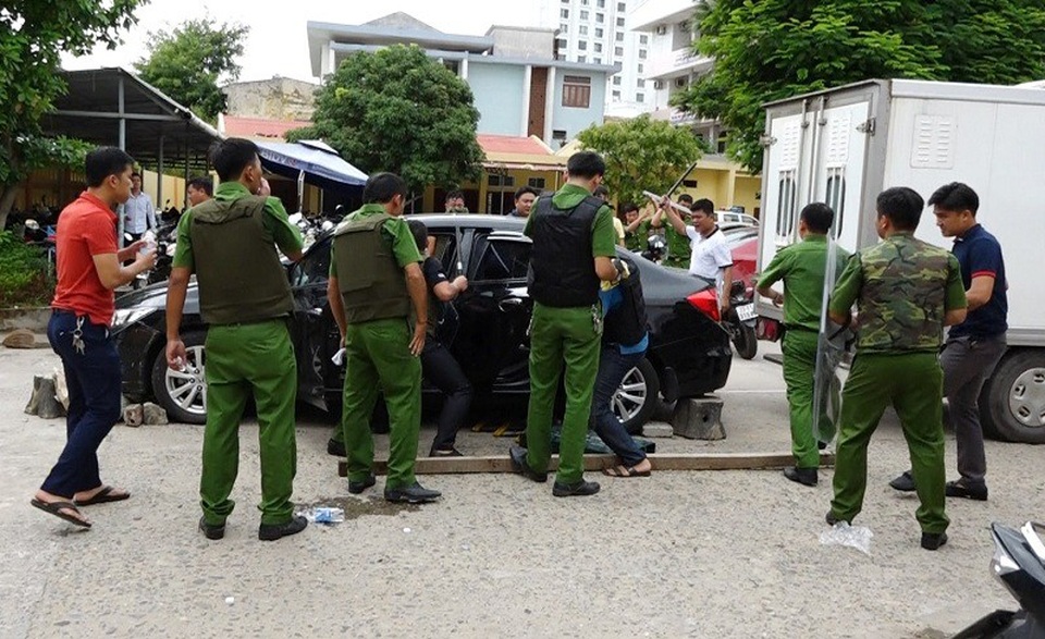 Liều lĩnh cầm dao "đại náo" trụ sở công an - 1 Lực lượng công an khống chế đối tượng Hải sau 2 giờ cố thủ trên xe. (Ảnh CAQB)