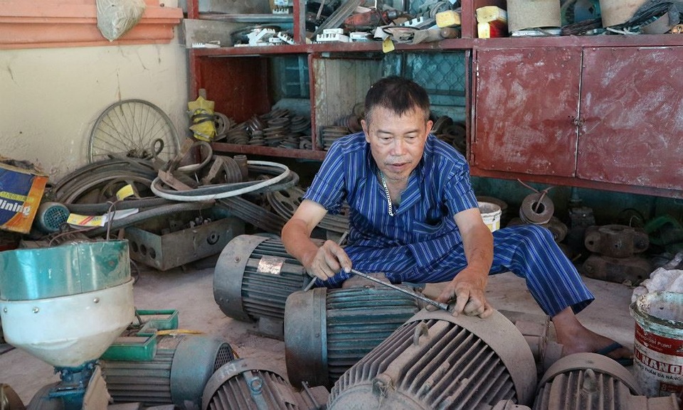 “Ông gù” sáng chế xe ba bánh, thang máy - 1
Dù hai chân bị liệt nhưng ông Trang không ngừng phấn đấu, học hỏi, chế tạo máy móc, thang máy