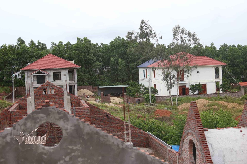 Vĩnh Phúc thanh tra toàn diện dãy biệt thự “mọc” trên đất rừng - 1 7 căn biệt thự mọc trên đất rừng tại phường Liên Bảo, thành phố Vĩnh Yên, Vĩnh Phúc suốt một thời gian dài không bị xử lý (Ảnh: Vietnamnet).
