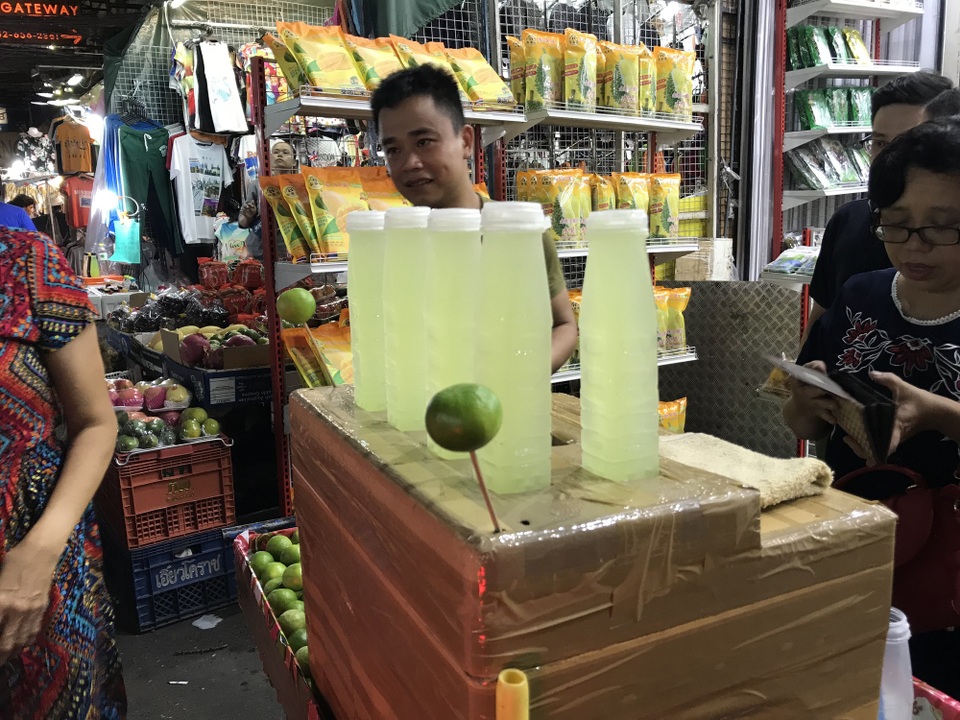 Bỏ túi vài chục triệu đồng/tháng nhờ bán chanh muối ở chợ đêm Thái Lan - 2 Có rất nhiều người bán chanh muối tại các khu chợ đêm ở Thái Lan