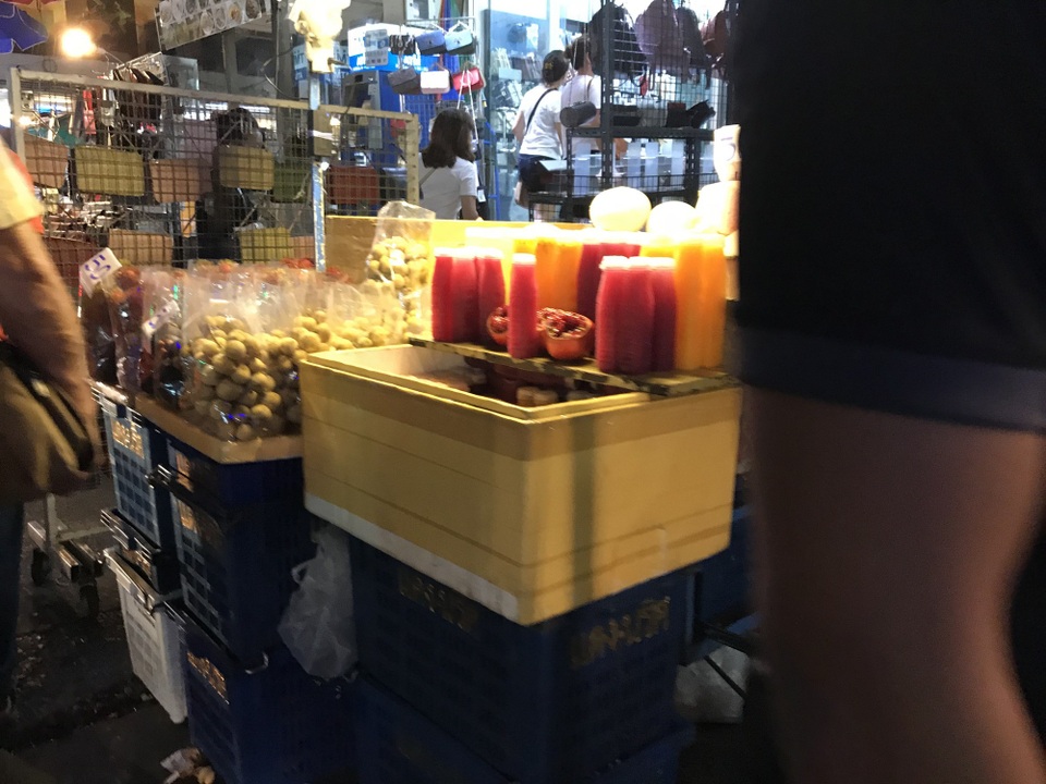 Bỏ túi vài chục triệu đồng/tháng nhờ bán chanh muối ở chợ đêm Thái Lan - 3 Ngoài chanh muối, nước lựu, nước cam cũng bán khá tốt. Nhưng tiểu thương Việt Nam ít bán vì cần vốn nhiều hơn.