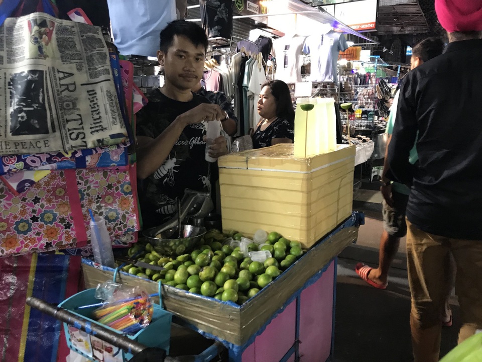 Bỏ túi vài chục triệu đồng/tháng nhờ bán chanh muối ở chợ đêm Thái Lan - 4 Các khu phố tập nập mỗi đêm giúp công việc kinh doanh khá tốt