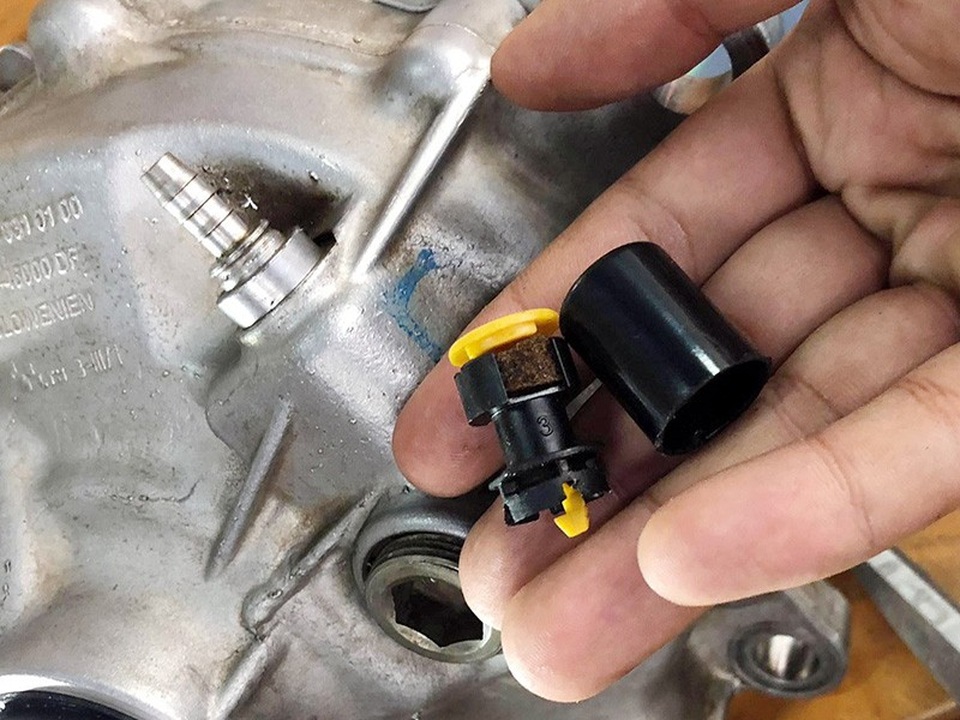 Nên “tôn trọng” khả năng lội nước 30cm của Mercedes-Benz GLC - 3 Van thông hơi ở cầu trước của Mercedes-Benz GLC