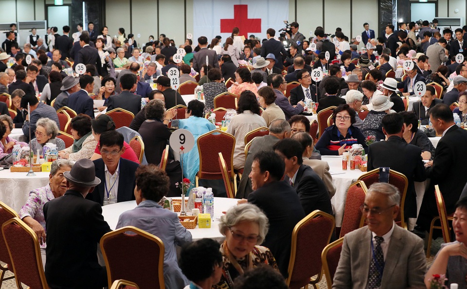 Theo Korea Times, cuộc đoàn tụ lần thứ hai của các gia đình Hàn - Triều bị ly tán trong chiến tranh Triều Tiên (1950-1953) đã bắt đầu vào lúc 15h15 chiều ngày 24/8 tại núi Geumgang ở Triều Tiên. Trước đó, cuộc đoàn tụ đầu tiên đã được tổ chức từ ngày 20-22/8 cũng tại Triều Tiên.