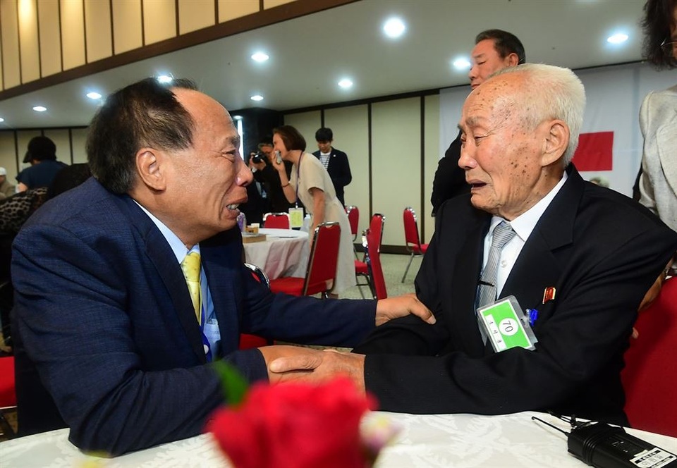Ông Cho Jeong-ki, 67 tuổi, vừa khóc vừa ôm người cha 88 tuổi lần đầu tiên sau hàng chục năm. Họ là cặp cha con duy nhất trong cuộc đoàn tụ lần này. “Con là con cả của bố đây. Con chưa bao giờ nghĩ là bố vẫn còn sống”, ông Cho nói.