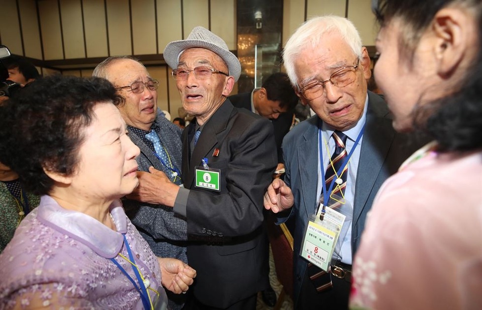 Trong cuộc đoàn tụ lần hai, ông Mok Won-sun, 85 tuổi từ Hàn Quốc, đã có cơ hội gặp lại anh trai Kim In-young, 86 tuổi, từ Triều Tiên. Ông Won-sun từng nghĩ anh mình đã chết trong chiến tranh Triều TIên.