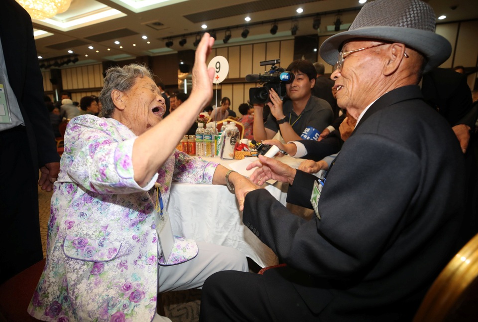 Hầu hết những người tham gia cuộc đoàn tụ đều đã ở tuổi cao. Bà Kim Jeong-sook, 81 tuổi, gặp lại chị gái Triều Tiên Jeong-ok 85 tuổi sau khi bà Jeong-ok bị mất liên lạc với gia đình trong lúc tới thành phố Cheongjin ở Triều Tiên để tìm việc.