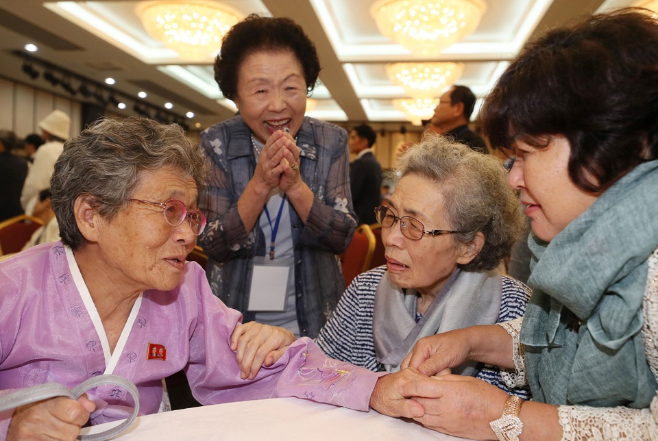 “Cảm ơn vì chị vẫn còn sống”, bà Woo Gi-ju, 79 tuổi, nói trong nước mắt khi gặp lại chị gái Gi-bok 86 tuổi - người phải ngồi trên xe lăn để tới nơi đoàn tụ.