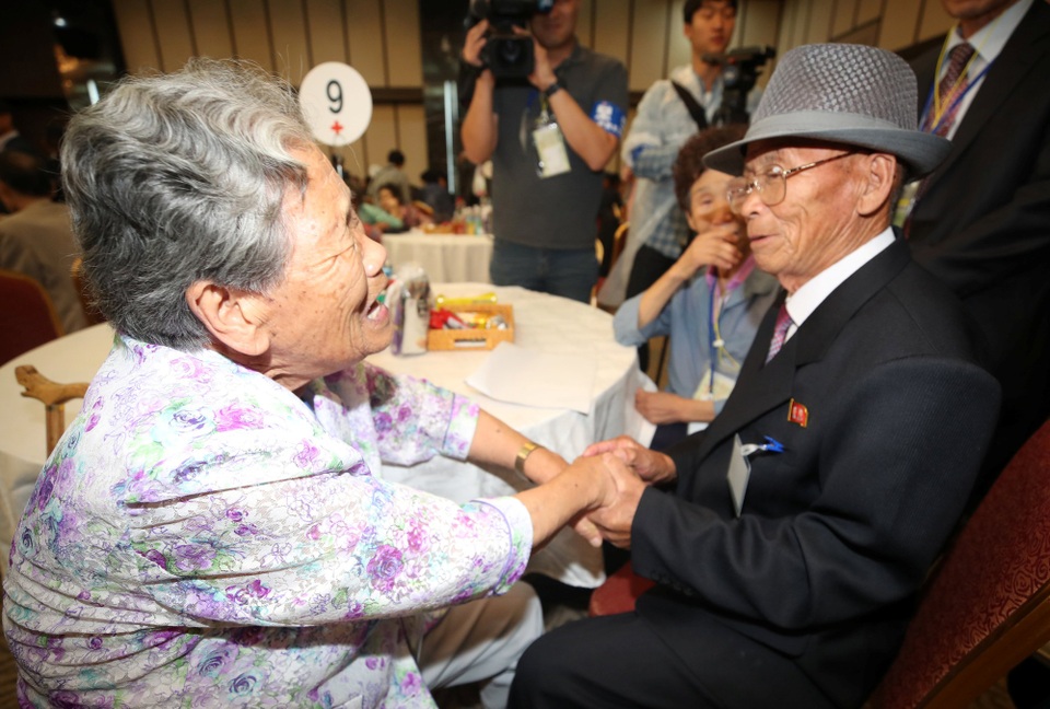 Trước năm 2018, cuộc đoàn tụ gần nhất diễn ra vào năm 2015 và chính quyền Hàn Quốc cũng như Triều Tiên nhận thấy sự cần thiết của việc nối lại các cuộc đoàn tụ trong thời gian sớm nhất vì nhiều người tuổi đã cao. Theo số liệu thống kê của Hàn Quốc, 85% số người mong muốn đoàn tụ trên 70 tuổi.