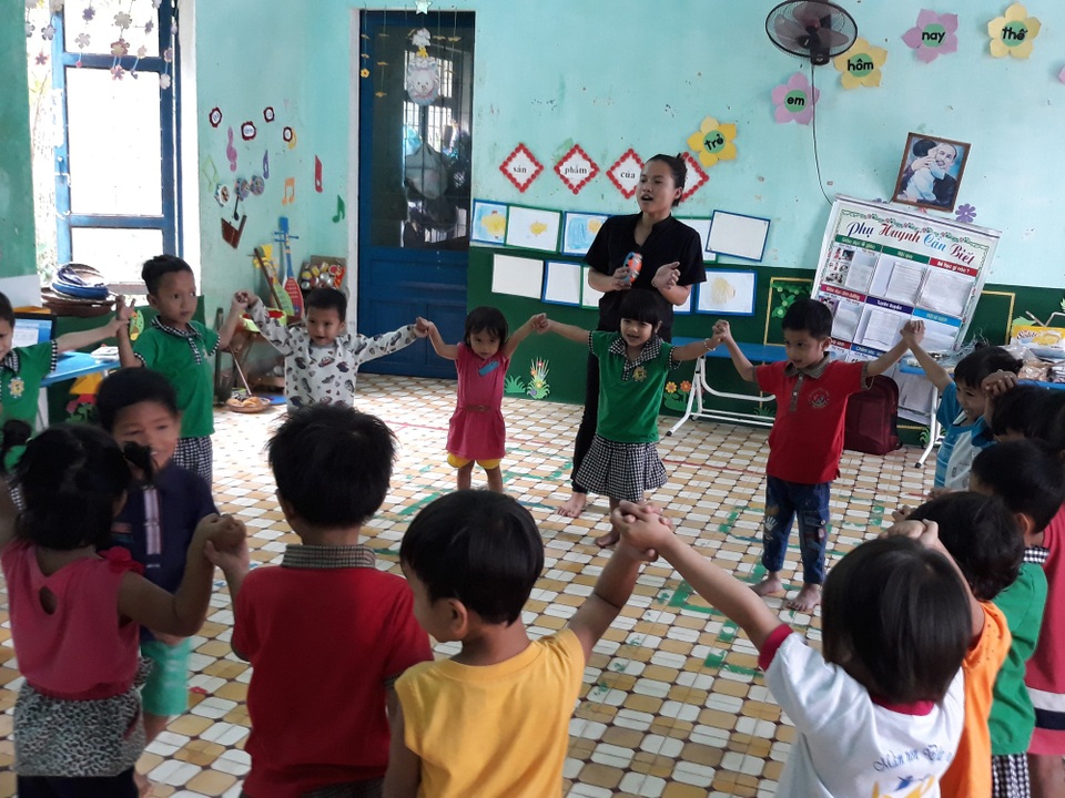 Quảng Ngãi: Thiếu giáo viên do cắt giảm hợp đồng lao động - 1 Sau khi cắt giảm hợp đồng lao động, nhiều huyện miền núi rơi vào tình cảnh thiếu giáo viên đứng lớp