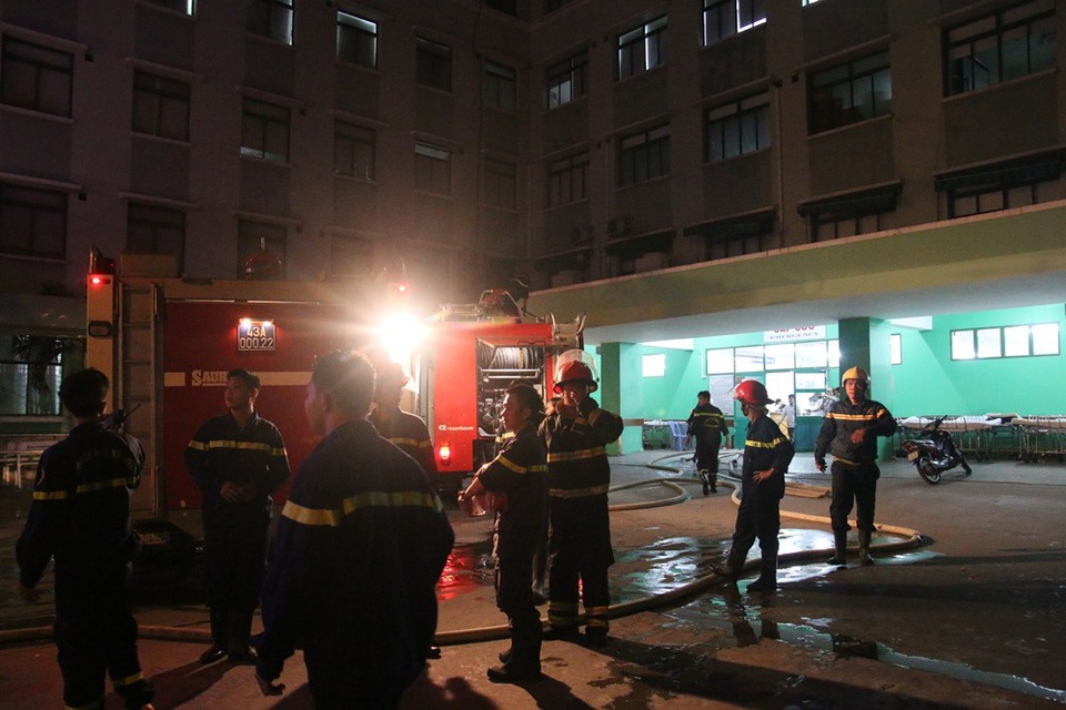 Đám cháy bùng phát từ kho vật tư gần khoa Cấp cứu của Bệnh viện đa khoa Đà Nẵng