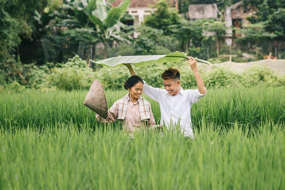 9X “khoe” bộ ảnh tình cảm bên người mẹ nông dân ngày Vu Lan - 8 9X “khoe” bộ ảnh tình cảm bên người mẹ nông dân ngày Vu Lan - 8