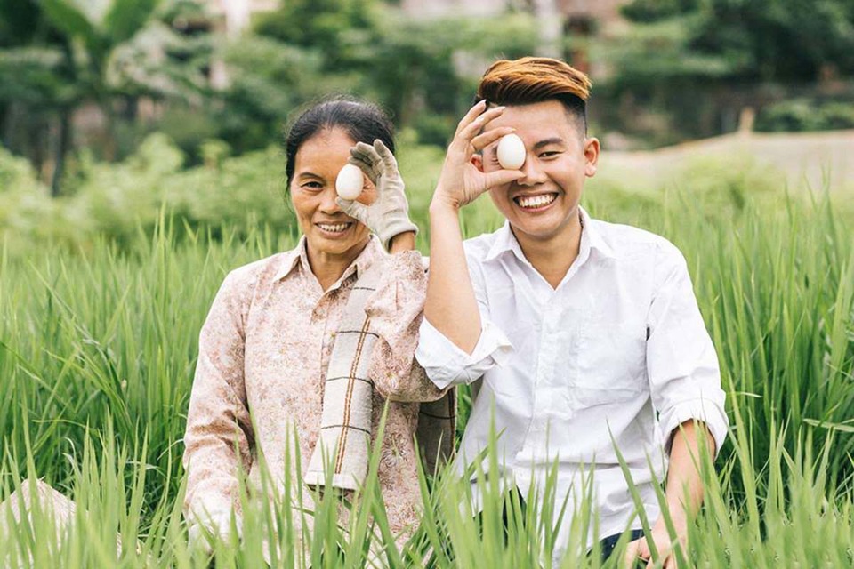 9X “khoe” bộ ảnh tình cảm bên người mẹ nông dân ngày Vu Lan - 6 9X “khoe” bộ ảnh tình cảm bên người mẹ nông dân ngày Vu Lan - 6