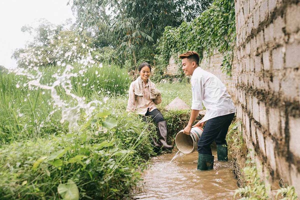 9X “khoe” bộ ảnh tình cảm bên người mẹ nông dân ngày Vu Lan - 2 9X “khoe” bộ ảnh tình cảm bên người mẹ nông dân ngày Vu Lan - 2
