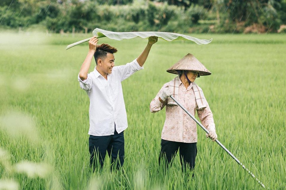9X “khoe” bộ ảnh tình cảm bên người mẹ nông dân ngày Vu Lan - 4 9X “khoe” bộ ảnh tình cảm bên người mẹ nông dân ngày Vu Lan - 4