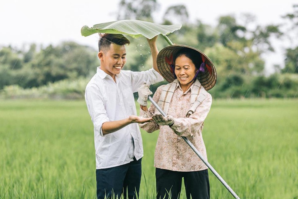 9X “khoe” bộ ảnh tình cảm bên người mẹ nông dân ngày Vu Lan - 3 9X “khoe” bộ ảnh tình cảm bên người mẹ nông dân ngày Vu Lan - 3