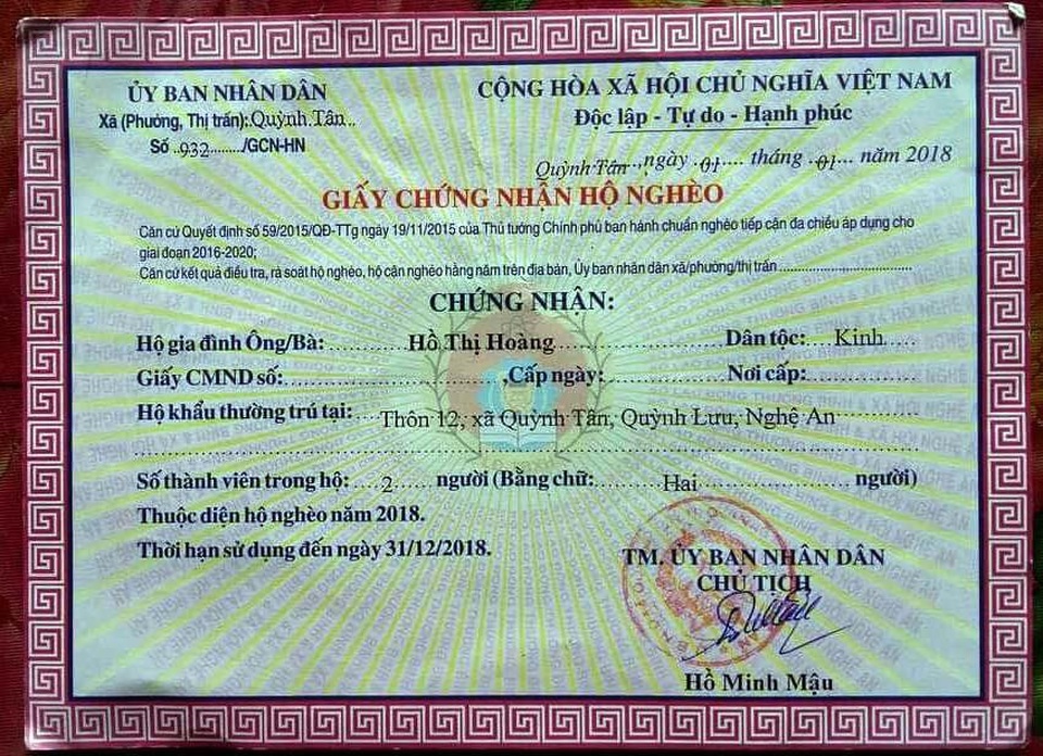 Gia đình quá khốn khó, nữ sinh trúng tuyển vào ĐH Y dược có nguy cơ phải từ bỏ ước mơ - 4
Chính quyền địa phương xác nhận, gia đình chị Hoàng là hộ nghèo liên tục trong nhiều năm qua.