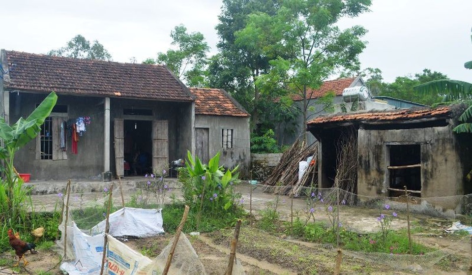 Gia đình quá khốn khó, nữ sinh trúng tuyển vào ĐH Y dược có nguy cơ phải từ bỏ ước mơ - 1
Mẹ con em Nguyệt tá túc trong căn nhà tạm bợ, cũ nát của người cậu ở thôn 12 (xã Quỳnh Tân, huyện Quỳnh Lưu, Nghệ An).