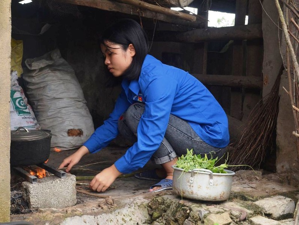 Gia đình quá khốn khó, nữ sinh trúng tuyển vào ĐH Y dược có nguy cơ phải từ bỏ ước mơ - 7 Không thể nhập học vì nghèo, Nguyệt phải ở nhà phụ giúp mẹ để chuẩn bị vào nam làm thuê.