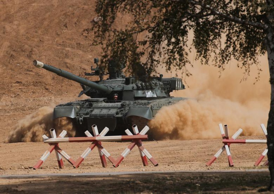Nga “chào hàng” dàn vũ khí uy lực tại triển lãm quân sự - 3 Xe tăng T-80U của Nga khoe sức mạnh tại ARMY-2018.