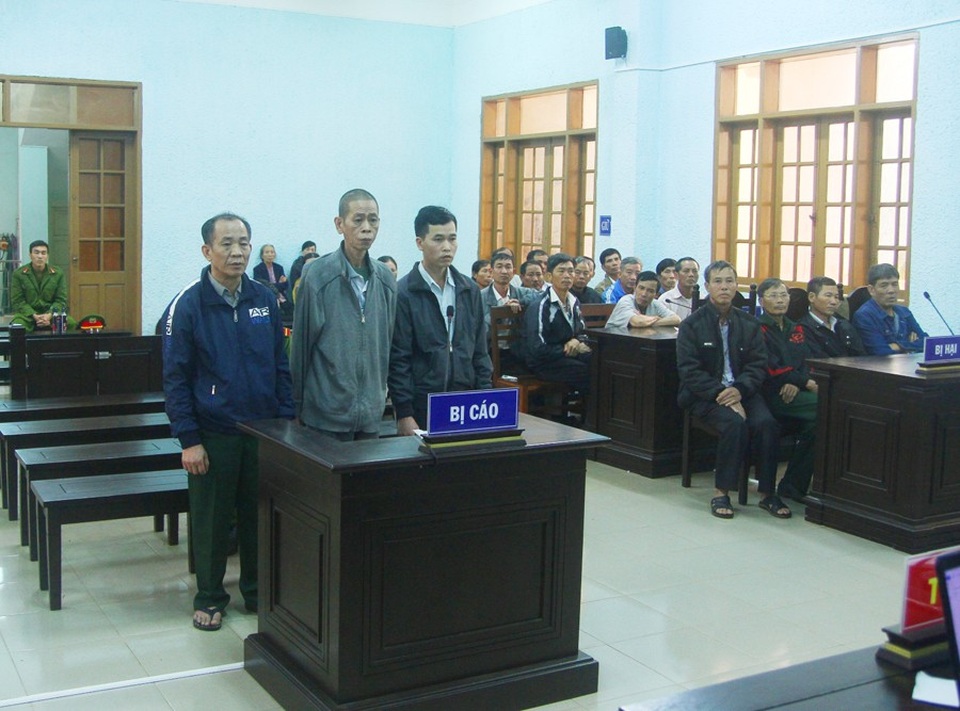 Giả danh quân nhân lừa hơn 3 tỷ, 3 bị cáo bị phạt 53 năm tù - 1 Các bị cáo Nhương, Tiên, Hùng (từ trái qua) tại Tòa