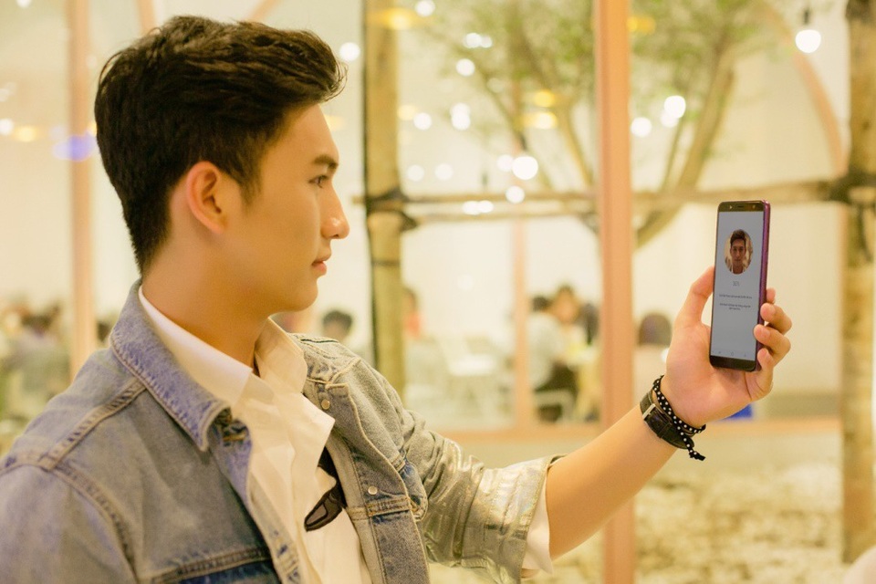 Bí quyết sử dụng smartphone hiệu quả hơn - 3 Galaxy J8 có thể nhận diện khuôn mặt của bạn để mở khoá điện thoại nhanh chóng