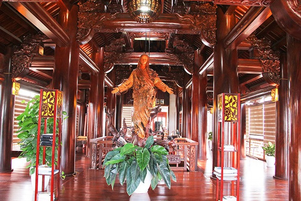 Ngôi nhà gỗ độc nhất vô nhị của ông lão 73 tuổi tại Hà Tĩnh - 10
Bức tượng đức mẹ được khắc từ một loại gỗ quý tại tầng 5 của ngôi nhà.