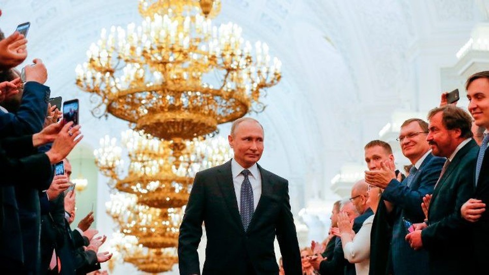 Cách ông Putin “vững tay lái” đưa Nga vượt qua đòn trừng phạt của Mỹ - 1 Tổng thống Putin trong lễ nhậm chức tại Điện Kremlin hồi tháng 5 (Ảnh: Reuters)