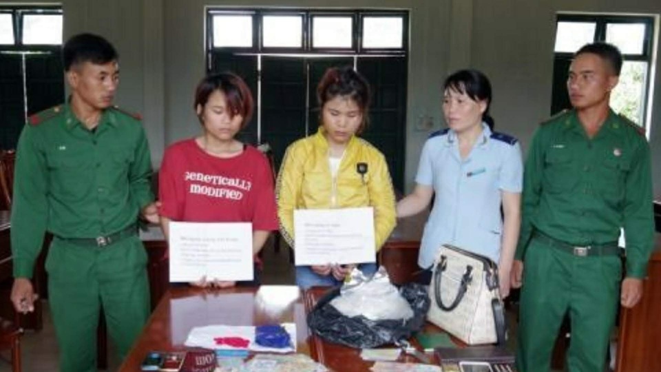 Tạm giữ hai “kiều nữ” vận chuyển ma túy qua cửa khẩu - 1 Hai đối tượng cùng tang vật