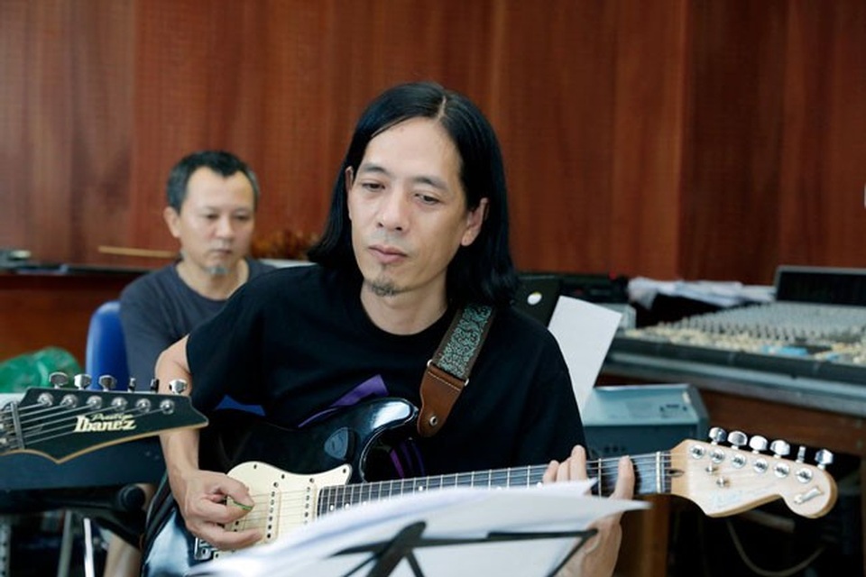 Trọng Tấn, Đăng Dương, Việt Hoàn phấn khích hát “Đường chúng ta đi” - 7
Nhạc sĩ Thanh Phương bật mí: “Với nhạc sỹ và làm hoà âm phối khí, nhữn giọng hát hàng đầu như Trọng Tấn - Đăng Dương - Việt Hoàn luôn là miếng mồi béo bở, hấp dẫn. Họ hát được nhiều dòng và vô cùng biến hoá, sáng tạo. Giọng hát nội lực nhưng vô cùng trữ tình, cảm xúc. Chúng tôi sẽ làm mới các ca khúc cách mạng làm sống lại một thời qua những bản phối rock và cả những phút lắng đọng , mộc mạc những bản dân gian, acoustic.”