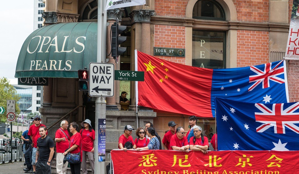 Quan hệ sóng gió Australia - Trung Quốc sẽ ra sao dưới thời tân Thủ tướng? - 3 Người Trung Quốc tại Australia treo cờ và băng rôn chào đón chuyến thăm của Thủ tướng Trung Quốc tới Australia (Ảnh: Shutterstock)