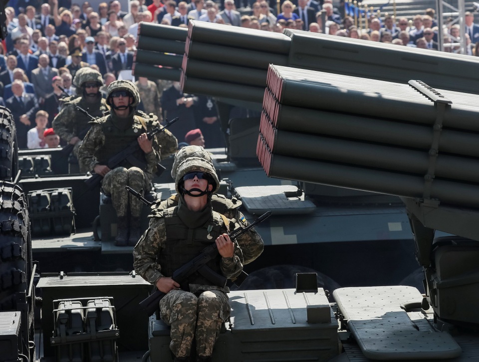 Ukraine phô diễn dàn khí tài tại lễ duyệt binh lớn nhất trong lịch sử - 1 Dàn vũ khí hiện đại đã xuất hiện trong lễ duyệt binh ngày 24/8 của Ukraine, nhân dịp kỉ niệm 27 năm ngày quốc khánh của Kiev, cũng như là dịp để Ukraine phô diễn sức mạnh quân sự. (Ảnh: Reuters)