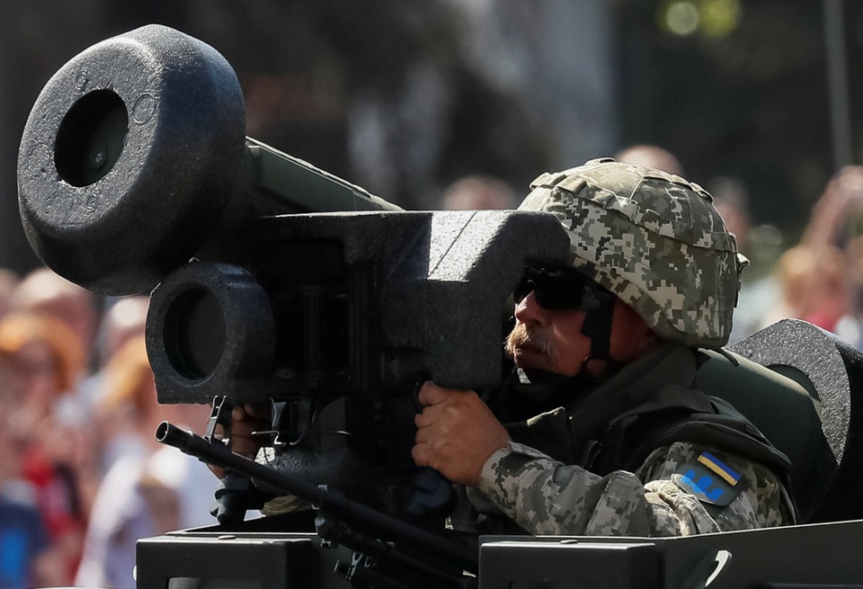 Ukraine phô diễn dàn khí tài tại lễ duyệt binh lớn nhất trong lịch sử - 2 Những người theo dõi lễ duyệt binh đã chứng kiến những hình ảnh ấn tượng với sự tham gia của 4.500 quân nhân cùng với dàn khí tài đa dạng từ hệ thống tên lửa đạn đạo chiến thuật đa năng Sapsan, xe tăng chiến đấu T-64BV, pháo tự hành 155 mm SPH, hệ thống hỏa lực do chính Ukraine phát triển để tiêu diệt các đồn chỉ huy, phương tiện cơ giới và thiết giáp đối phương. Trong ảnh: Một quân nhân Ukraine diễu hành cùng tên lửa chống tăng Javelin do Mỹ sản xuất. (Ảnh: Reuters)