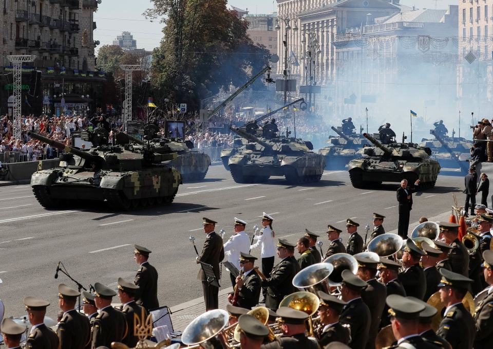 Ukraine phô diễn dàn khí tài tại lễ duyệt binh lớn nhất trong lịch sử - 5 Ông Poroshenko đồng thời nâng cao vị thế của Ukraine với châu Âu. Ông cho biết nếu Ukraine không toàn vẹn lãnh thổ, toàn bộ biên giới ở Trung và Đông Âu sẽ không thể vững chắc. Tôi muốn nhấn mạnh là châu Âu cần Ukraine, ông Poroshenko khẳng định. (Ảnh: Reuters)