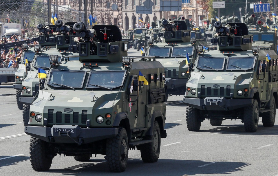 Ukraine phô diễn dàn khí tài tại lễ duyệt binh lớn nhất trong lịch sử - 9 Đội tên lửa chống tăng Javelin (Ảnh: Reuters)