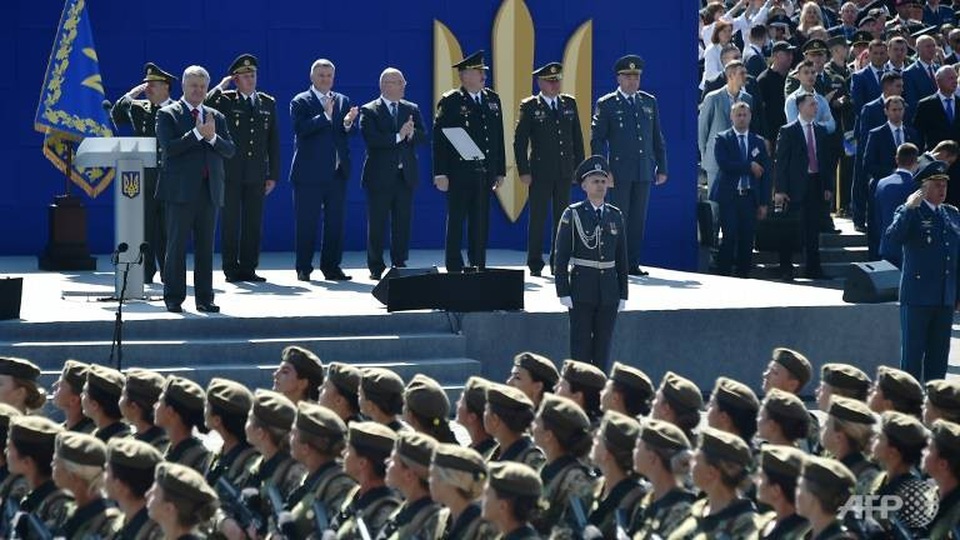 Ukraine phô diễn dàn khí tài tại lễ duyệt binh lớn nhất trong lịch sử - 4 Phát biểu tại lễ duyệt binh, Thủ tướng Ukraine Petro Poroshenko nói: “Chúng ta cúi đầu trước mỗi gia đình Ukraine đã mất chồng, mất con trai, mất mẹ và chị em gái. Mãi mãi tưởng nhớ tới những anh hùng đã ngã xuống vì sự tự do, nền độc lập của Ukraine”. (Ảnh: AFP)