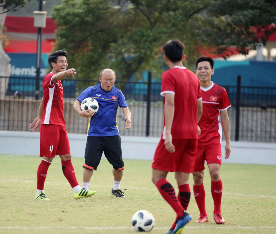 Bùi Tiến Dũng: “Olympic Việt Nam sẵn sàng đá penalty với Syria” - 1
Bùi Tiến Dũng (trái) tự tin trước cuộc đấu với Syria