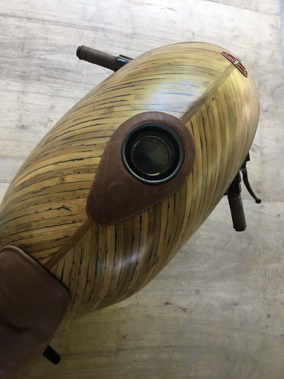 Độc đáo xe máy điện thân tre - 2