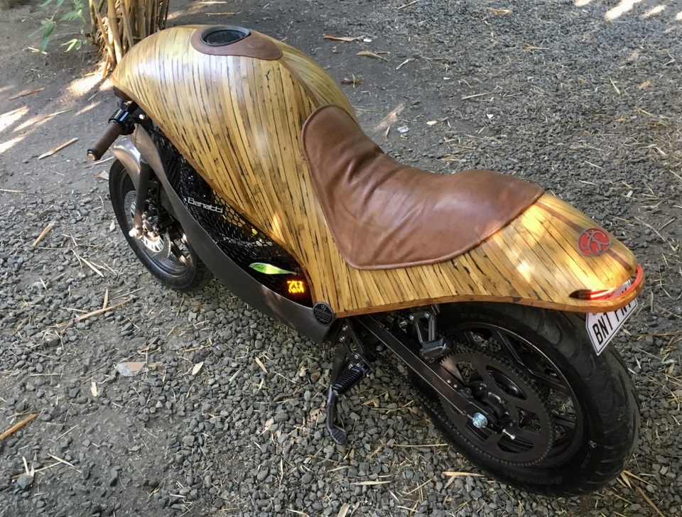 Độc đáo xe máy điện thân tre - 3