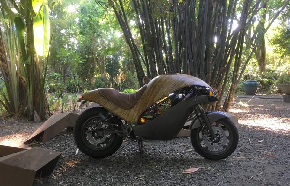 Độc đáo xe máy điện thân tre - 1