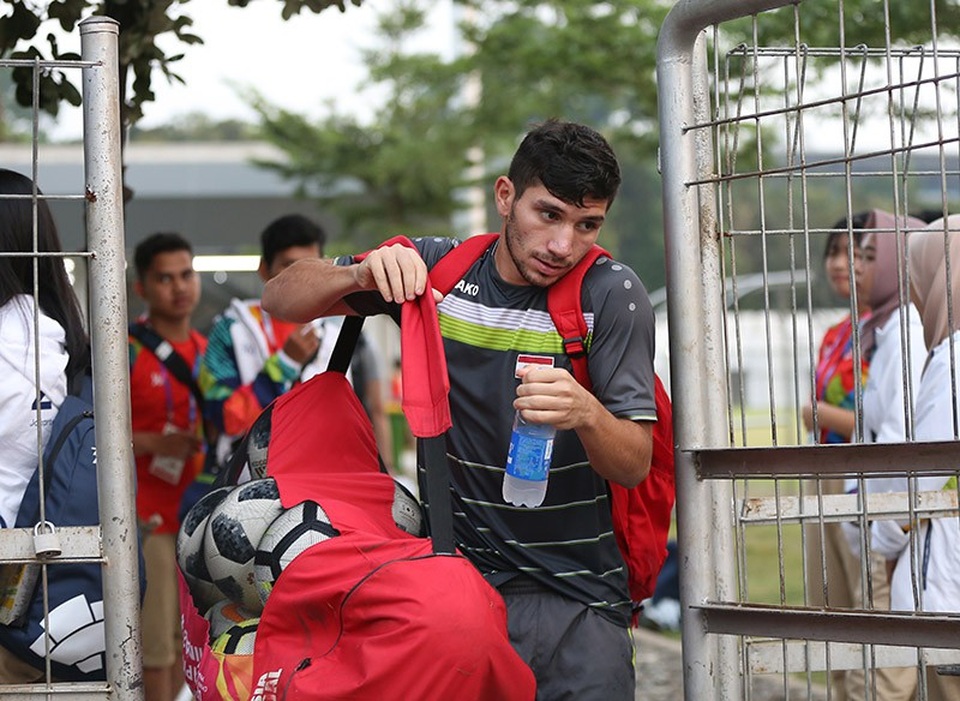 Quyết đấu Olympic Việt Nam, cầu thủ Syria hồi phục thể lực ngay trên sân tập - 10
Syria sở hữu nhiều cầu thủ có thể hình to cao