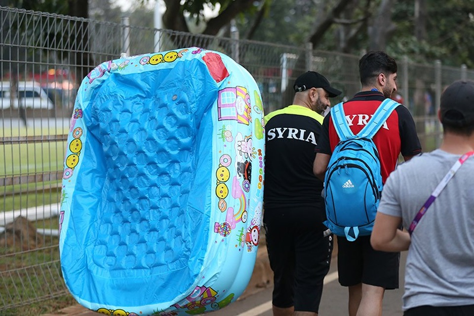 Quyết đấu Olympic Việt Nam, cầu thủ Syria hồi phục thể lực ngay trên sân tập - 4
Cầu thủ Olympic Syria mang theo bể bơi nhỏ vào sân tập