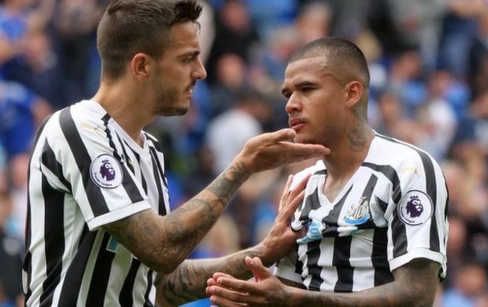 
Kenedy (phải) sẽ không được thi đấu chống lại Chelsea
