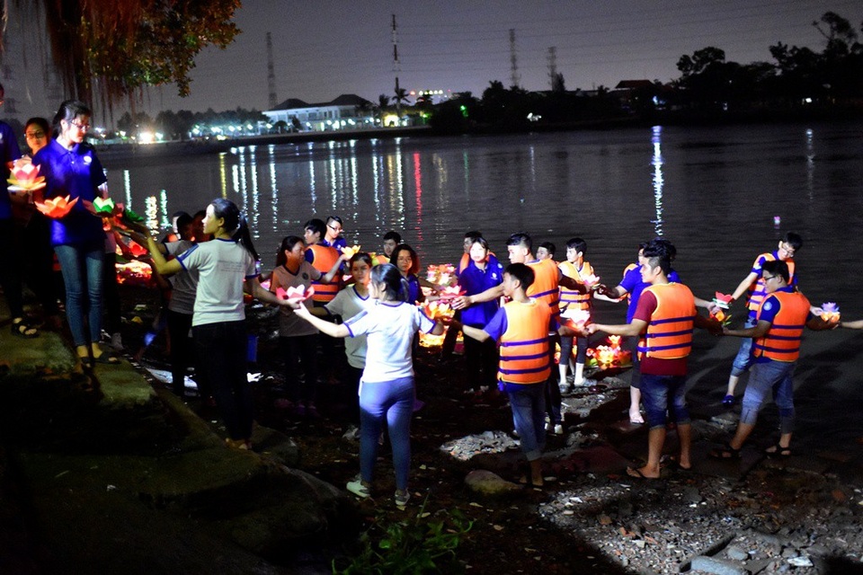 Người trẻ chen chân dưới sông Sài Gòn hàng giờ thả hoa đăng lễ Vu lan - 11 Số lượng hoa đăng quá nhiều nhưng lại không được di chuyển nhanh nên có những lúc bắt gặp hàng chục tình nguyện viên cầm đèn trên tay đứng chờ như thế này