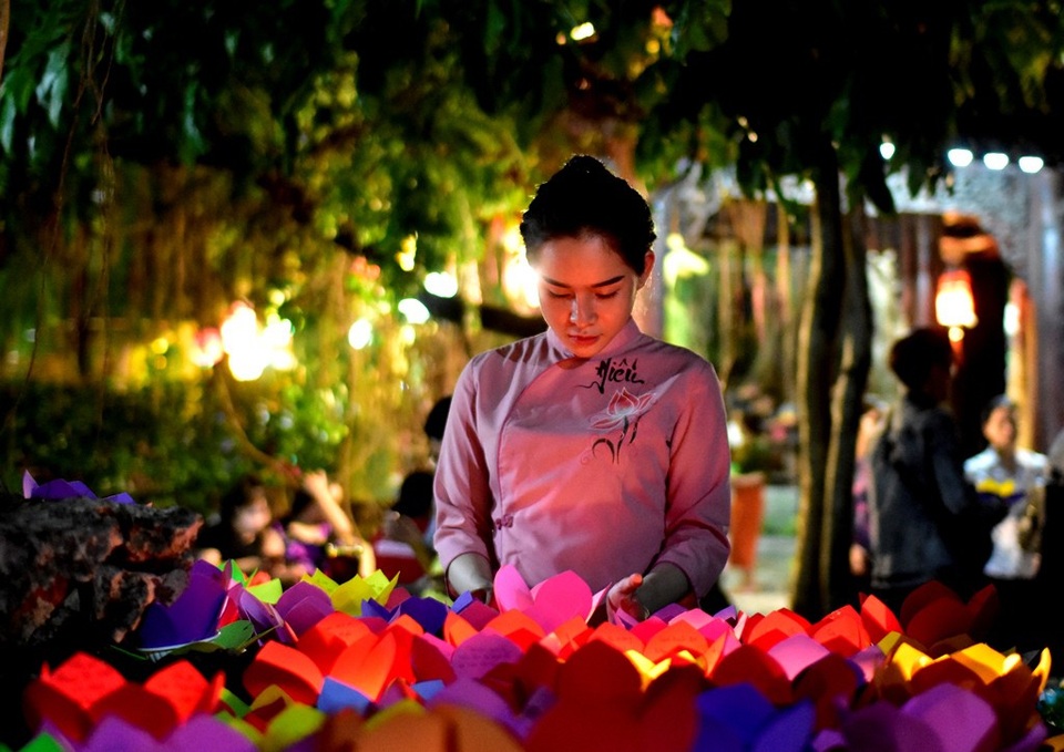 Người trẻ chen chân dưới sông Sài Gòn hàng giờ thả hoa đăng lễ Vu lan - 16 Theo nguyên nghĩa, Hoa đăng có nghĩa là đèn hoa. Hoa đăng được thắp sáng nhằm mục đích tôn vinh những giá trị tinh thần, giá trị tâm linh và văn hóa của người Việt Nam vào những ngày lễ lớn.