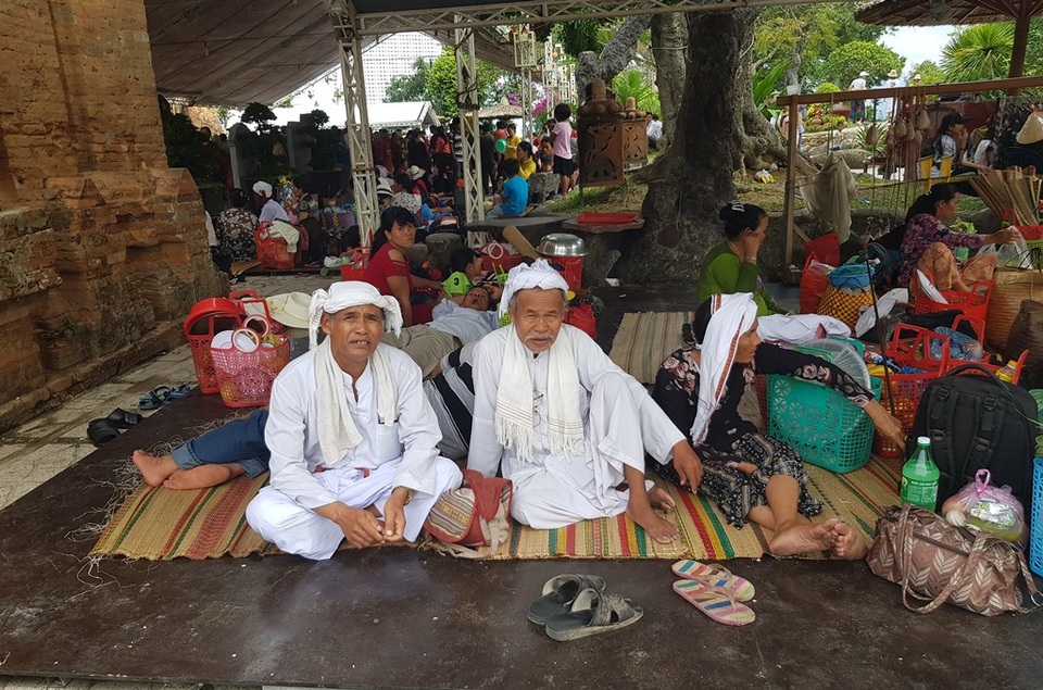 Vẻ đẹp đồng bào Chăm qua lễ hội bên cửa sông Cái Nha Trang - 9 Đồng bào Chăm đến Nha Trang dự lễ hội tháp bà Ponagar