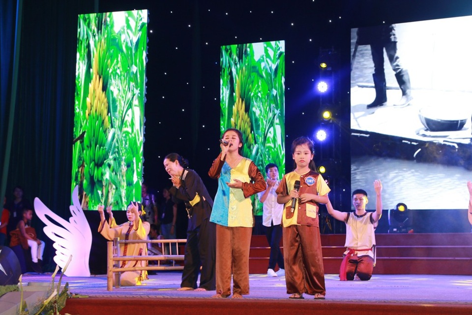 Đàm Vĩnh Hưng góp mặt trong đêm nhạc tại Huế - 9 Màn thi năng khiếu của các thí sinh với bài hát “Nỗi buồn mẹ tôi” gây xúc động cho khán giả và ban giám kháo