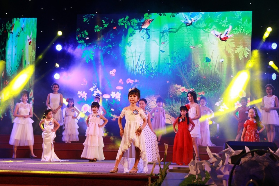 Đàm Vĩnh Hưng góp mặt trong đêm nhạc tại Huế - 10 Đàm Vĩnh Hưng góp mặt trong đêm nhạc tại Huế - 10
